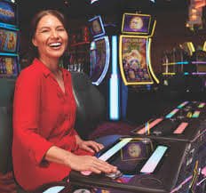 Studio Monopoly Live dengan papan permainan digital dan dealer profesional